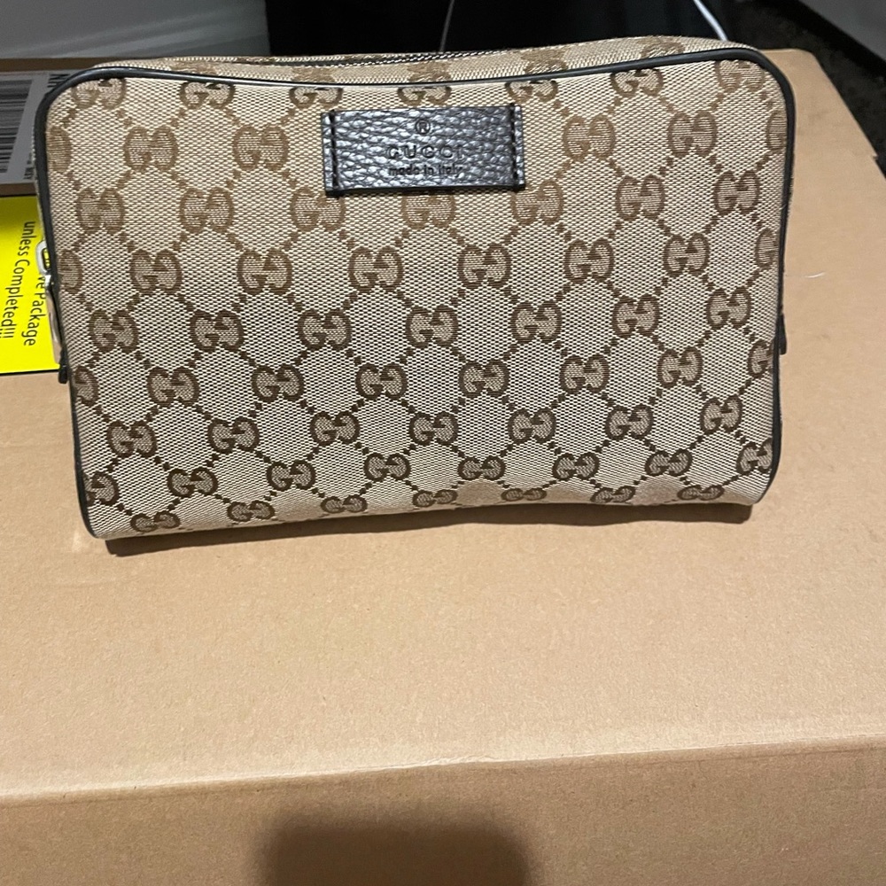 Gucci Belt bag or can be worn as crossbody!
